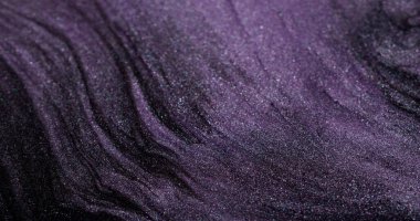 Pırıl pırıl. Shimmer döküldü. Dalga siyah menekşe karışımı mürekkep parlak tahıl parçacıkları koyu soyut sıvı sanat arka planında akıyor.