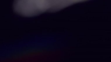 Manyetik soyut yapı. Bulanık gökkuşağı gölgeleri. Odaksız sızıntı, çok renkli, yeşil, sarı ışınlar. Sanat ışığı arka planında yansıyan ışık yansıması..