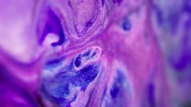 Işıldayan sıçrama. Boya karışımı. Odaklanmamış mor renk, parlak parçacıklar, parlak doku, mürekkep dalgası, soyut sanat arkaplanı..