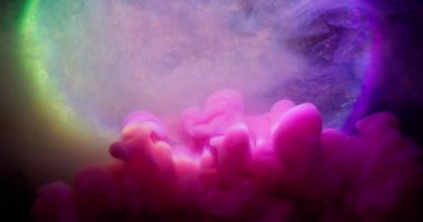 Göz kamaştırıcı bir parıltı. Renk bulutu. Pembe pembe duman mürekkebi pırıl pırıl neon sıvısıyla akıyor. Fantezi karışımı bulanık boya suyu soyut arkaplan.