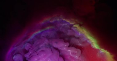 Işıl ışıl. Duman spektrumu. Pembe mor menekşe renkli pigment karışımı sisli siyah su arkaplan daire ışık merceği soyut yüzey.