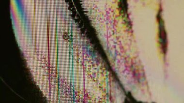 Yayın hasarı. Grunge ekranı. Kırık cam dokusu arızalı ekran yüzeyi ile örtülmüş. Analog teknolojisi arızası: Odaklanamayan kanal rengi.