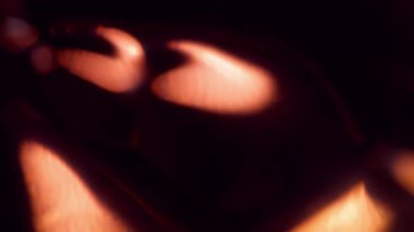 Soyut ışıltı. Odaklanamayan parıltı. Işıldayan ışıldayan görkemli mercek altın sarısı parıldayan parıltılar sanatın karanlık arka planında parıldıyor..