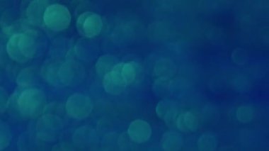 Bulanık parıltı. Yanıp sönen mavi. Dekoratif şenlik arka planında renk alevi parçacıkları parıldayan ışıldayan ışınlar hassas atmosfer.