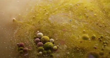 Mermer sıvısı. Emülsiyonu bırak. Sarı kahverengi yağ sıvısı dokusunu çözme fantezisi. Odaklanmamış boya akışı soyut arkaplan.