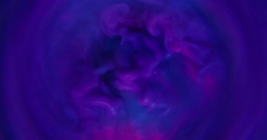 Parıltı yayılıyor. Duman patladı. Mor mor neon sis sanat sıvısında akıyor. Fantezi boya bulanık soyut su arkaplanı kemerin etrafında.