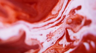 Işıldayan sıvı karışımı. Parlak mürekkep döküldü. Odaklanmamış kırmızı altın rengi ışıltılı dokusu akrilik emülsiyon karışık dalga soyut sanat arka planı.