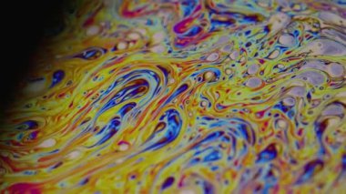 Holografik küre. Mürekkep karışımı. Odaklanamayan mor yeşil sıvı yağ eğrisi koyu siyah, bulanık ışık, soyut sanat arka planında akrilik kaygan.