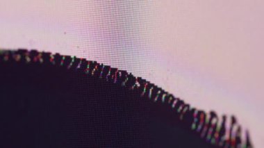 Grunge gösterisi. Kırık LCD. Dalgalı, kumlu yüzey arızalı monitöre siyah boya yayıyor. Yayın görüntüsü hasarı artıyor.