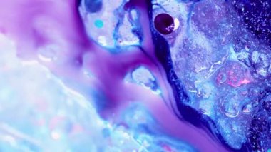 Mor sıvı. Buzu boya. Sıvı mor suluboya donmuş mavi yüzeyde akar. Soğuk çözünmüş simli boya karışımı dalgalı bir şekilde dökülüyor..