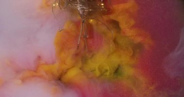 Köpüklü karışım. Renkli sis. Resim sıvısı kıvrımlı dokular su soyut yüzey arkaplanı. Mistik parlak sarı turuncu, pembe bulanık sıvı..