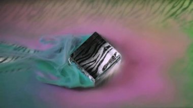 Geometrik şekil. Boya üfleme. Odaklanmamış pembe duman kübü sisi soyut desenli sanat arka planına mürekkep dokusu sıçratır.