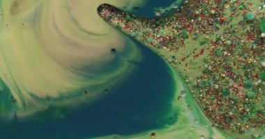 Mürekkep akışı. Sanat sıvısı. Yeşil sarı sıvı sızıntı... yağ lekesi... pudra yüzeyi. Renk parçacıklarını soyut bulanık arkaplanla karıştır.