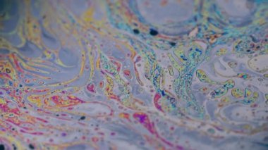 Sıvı köpük. Gökkuşağı rengi. Odaklanmamış mor yeşil yağ eğrisi akrilik kaygan koyu siyah bulanık ışık soyut sanat arka planı.