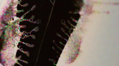 Çatlak göster. Kırık monitör. Işık tanecikli bozulma yayın ekranına siyah sıvı yayan odaksız dalga. Kırık piksel dokusunun gökkuşağı parıltısı.