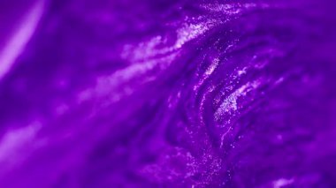 Islak, ışıl ışıl bir doku. Boya akışı. Odaklanmamış neon rengi parıldayan parlak parçacıklar mürekkep dökülmesi dalga hareketi soyut sanat arkaplanı.