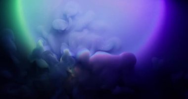 Duman patlaması. Yuvarlak mercek. Işıldayan sıvıya yayılan mavi mor mürekkep sisi akışı fantezisi. Neon gökkuşağı ışığını ışınla soyut arkaplan.