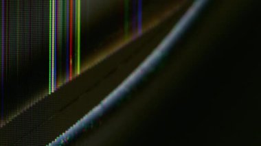 Piksel hatası. Üst üste izleme. Kırık renkli bulanık çizgilerle aydınlatılmış siyah kırık cam ekran. Başarısız gösteri grunge kipi.