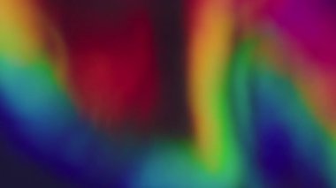 Gökkuşağı merceği parlıyor. Bulanık ışın titreşimi. Odaklanamayan sızıntı, soyut sanat ışığı arka planında çok renkli, yeşil, canlı ışınlar gradyanı.