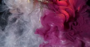 Parıltılı duman. Boya karışımı. Gümüş rengi, pırıl pırıl parlayan mürekkep dumanı, kıvrılan karanlık suyu damlatıyor. Soyut arkaplan parçacıkları kırık cam ampul.