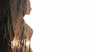 Su silueti. Doğa enerjisi. İç huzuru. Rahatlamış kadın profilinde çift pozlama gün batımı dalgaları beyaz fotokopi arkaplanında izole edilmiş.