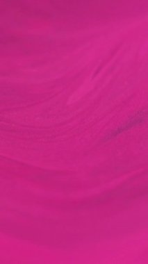 Dikey video. İpek boya. Pürüzsüz sıvı mürekkep. Odaklanmamış pembe renkli parlak katmanlar göz kamaştırıcı sıvı şelale kalın güzellik emülsiyon hareketi soyut sanat arka planı.