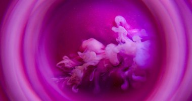 Köpüklü sıvı. Sis boyası. Pembe toz pembe kıvrımlı püskürtülmüş su patlaması. Yuvarlak renk neon parıltısı soyut bulanık arkaplan.