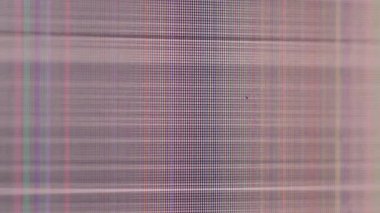 Kötü bir geçiş. Dijital gürültü. Piksel renk ızgarası deseninde görüntü hatası. Hasarlı bilgisayarın titreşen yapısı odaklanmış monitör ekran dokusu.