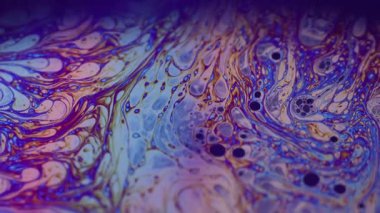 Akrilik sprey. Baloncuk dalgası. Odaklanmamış mor yeşil sıvı yağ eğrisi koyu siyah bulanık ışık soyut sanat arka planında akrilik kaygan.