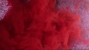 Hava rengi boyası. Sis dokusu. Soyut mor parıldayan sanat arka planında odaklanmış kırmızı sis, mürekkep buharı, pırıl pırıl parlıyor..