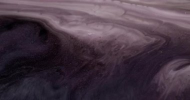 Pigment akışı. Mürekkep damlası. Grunge gri siyah beyaz boya parıldayan sıvı dokuya yayılmış. Pürüzsüz karışık parçacıklar soyut arkaplanı bulanıklaştırır.