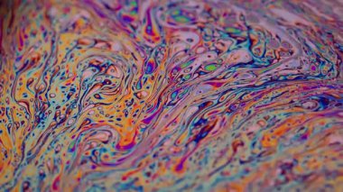 Soyut köpük balonu. Benzin sızıntısı. Soyut koyu siyah bulanık ışık sanat arka planında odaklanmış mor sıvı yağ eğrisi akrilik kaygan.