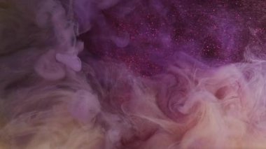 Soyut duman. Rüya bulutu. Odaklanmamış mor renkli sisli boya mürekkep buharı pırıl pırıl sanat arka planında ışıl ışıl parlıyor..