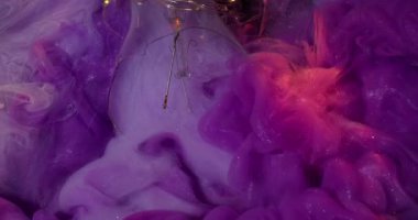 Renk sisi. Mürekkep patladı. Rahatlatıcı dumanlı parlak parıltılı boya soyut renkli arka planda yavaşça kıvrılır. Mor pembe sıvı kırık dekorasyon.
