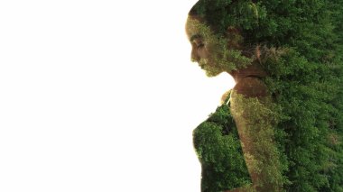 Doğa silueti. Çevresel koruma. Beyaz boş arkaplanda izole edilmiş, barışçıl kadın profilinde yeşil orman manzarası çift pozlu hava manzarası.