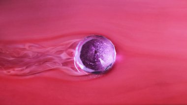 Uçan noel balosu. Islak boya. Soyut sanat arka planında odaksız mor renkli parıltılı küre pürüzsüz dalga mürekkebi dokusu.