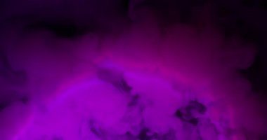 Sis girdabı. Pigment akışı. Mor pembe sis akıntısı siyah parlak yüzeyde akıyor. Yuvarlak ışık merceği neon renk karışımı soyut arkaplan bulanıklığı.