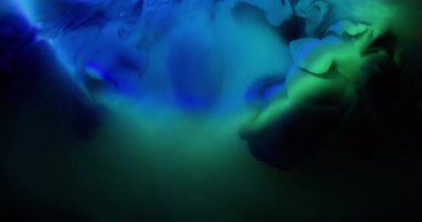Duman karışımı. Parıltı akışı. Mavi yeşil sisli nemli yüzey kemer bulanıklığı spektrum neon parlaklık karışımı. Soyut lens efekti mürekkep suyu siyah arkaplan.