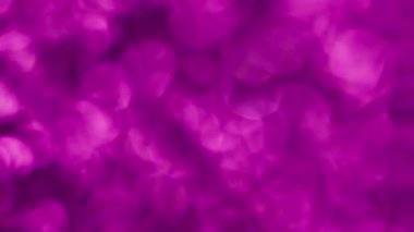 İşaret fişeği. Mor konfeti. Işıltılı noktaların pürüzsüz geçiş noktalarıyla parıldayan yuvarlak noktalar. Mor renkli yanardöner parıltı..