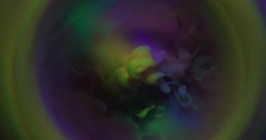Boya patlamış. Duman spektrumu. Yuvarlak mercekte dönen renkli sıvı parçacıkları. Soyut ışıltı odaklanmış sanat karışımı arkaplan.