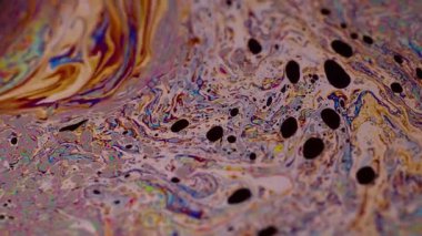 Soyut akış. Sıvı damlacıklar sıvı. Odaklanmamış mor yeşil yağ rengi eğrisi koyu siyah bulanık ışık sanat arka planında akrilik kaygan.