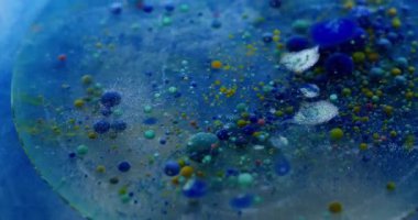 Yağ pigmenti düşüyor. Mürekkep patladı. Baloncuklu jel boya parlak suda çözünür. Yaratıcı sıvı karışımı soyut arka plan köpük dokusu.