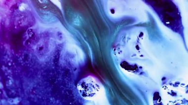 Parlak sıvı. Renk dökülmesi. Mavi menekşe çift boyalı sim yüzey mermer etkisi. Parlak mor boya karışımı ve metal toz kum..