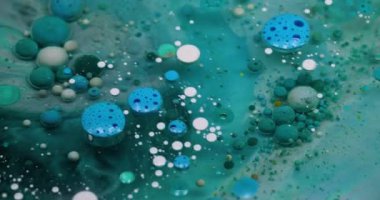 Boya jeli. Yağ kabarcıkları. Turkuaz pigment topları saydam bulanık sanat sıvısı mermer mavi su soyut arka plan derinliğinde yüzüyor.