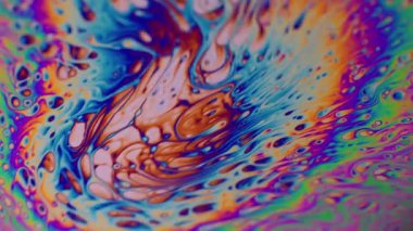 Bulanık psikedelik sıvı. Sabun köpükleri. Odaklanmamış mor yeşil sıvı boya gökkuşağı eğrisi koyu siyah ışık soyut sanat arka planında akrilik kaygan.