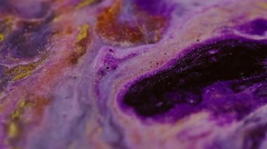 Görüntü parlıyor. Parlak sıvı karışımı. Odaklanamayan mor ışıltılı ışıldayan parlak mermer desen parlak parçacıklar soyut bokeh ışık sanat arka planında hareket ediyorlar.