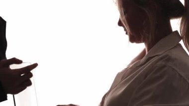 İş ekibi. Meslektaşların silueti. Şirket yardımı. Beyaz kopya alanı arka planında izole edilmiş telefonla konuşan dizüstü bilgisayarla çalışan insanların karanlık profil çizgisi.