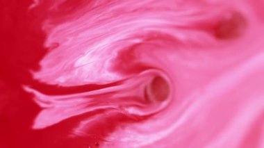 Boya damlası dökülmüş. Mürekkep damlası. Bulanık kırmızı pembe beyaz baloncuk emülsiyon sıvısı sıçrama karışımı soyut sanat arkaplan dalgası.