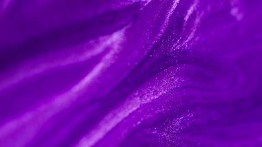 Parıltı dökülüyor. Mürekkep damlası. Odaklanmamış neon rengi parlak parlak sıvı boya sızıntısı dalga hareketi cazibesi soyut sanat arka planı.