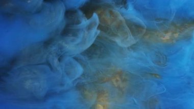 Parlak sis. Parlak duman. Odaklanmamış mavi renkli bulut dumanı parıltılı boya mürekkep desenini soyut altın sanat yapısına, açık arkaplan desenli.